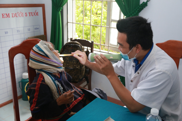 Bác sĩ trẻ tình nguyện khám bệnh, cấp phát thuốc miễn phí cho hàng trăm người nghèo  -0