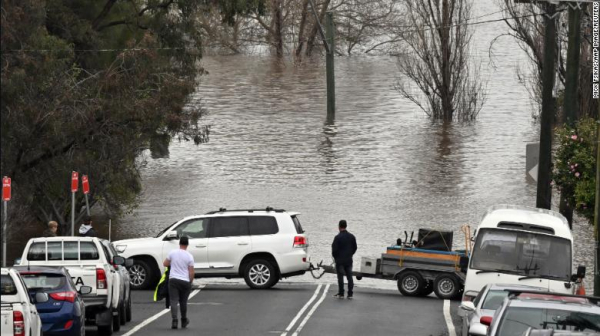 Thousands told to evacuate Sydney, as heavy rains bring 'life threatening emergency' -0
