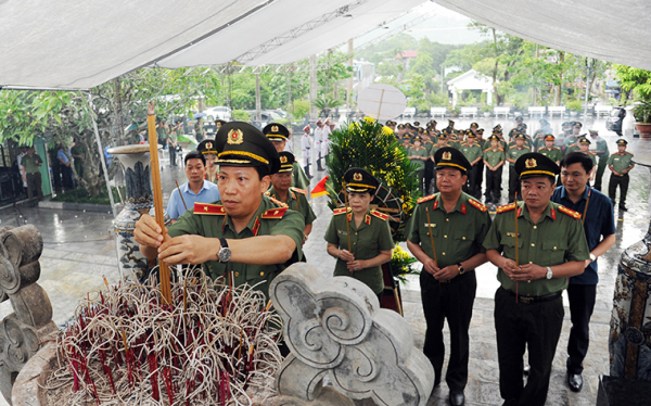 Lãnh đạo Bộ Công an dâng hoa, dâng hương tại Nghĩa trang Liệt sĩ Quốc gia Vị Xuyên -0