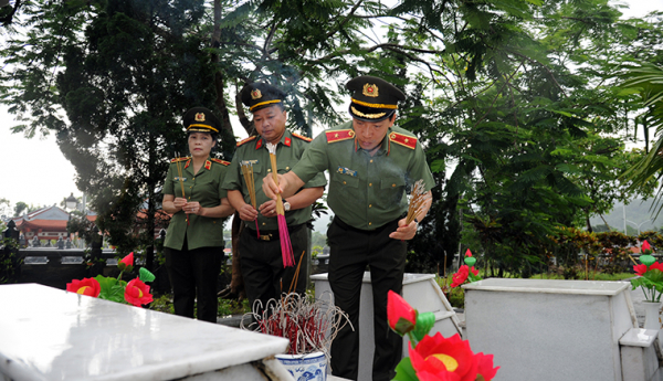 Lãnh đạo Bộ Công an dâng hoa, dâng hương tại Nghĩa trang Liệt sĩ Quốc gia Vị Xuyên -0