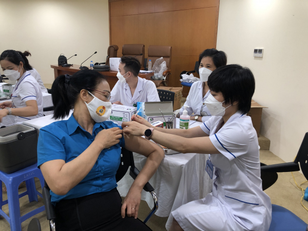 Phát động chiến dịch tiêm vaccine phòng COVID-19 mũi 3,4 cho cán bộ, công nhân viên -0
