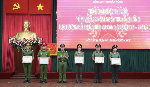Công an Đắk Nông trao giải các cuộc thi chào mừng kỷ niệm các ngày truyền thống trong CAND -0