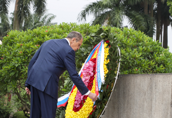 Ngoại trưởng Nga đặt vòng hoa viếng Lăng Chủ tịch Hồ Chí Minh -0
