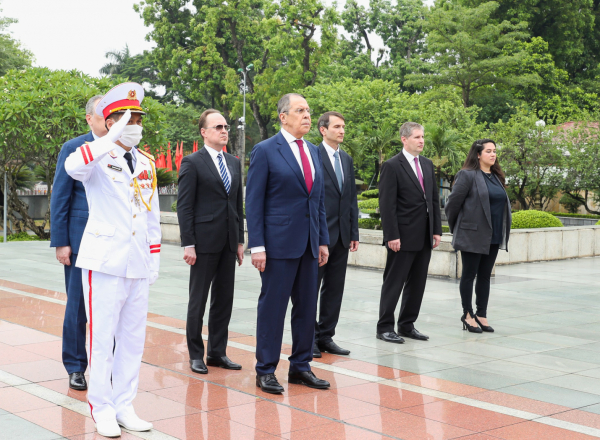 Ngoại trưởng Nga đặt vòng hoa viếng Lăng Chủ tịch Hồ Chí Minh -1