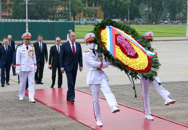 Ngoại trưởng Nga đặt vòng hoa viếng Lăng Chủ tịch Hồ Chí Minh -2