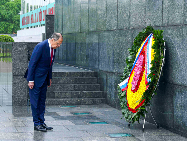 Ngoại trưởng Nga đặt vòng hoa viếng Lăng Chủ tịch Hồ Chí Minh -3