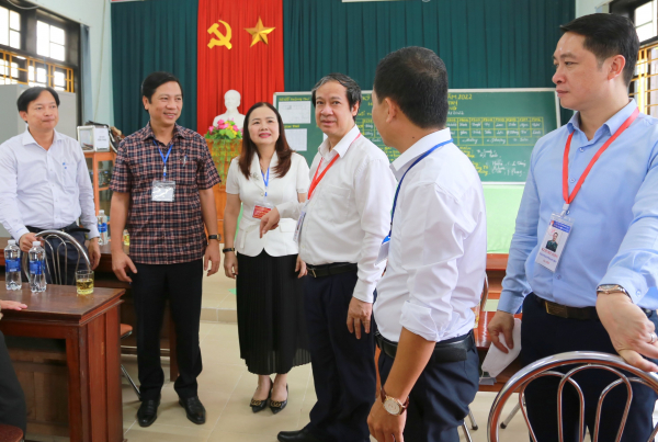 Bộ trưởng Nguyễn Kim Sơn kiểm tra điểm thi tại Quảng Trị -0