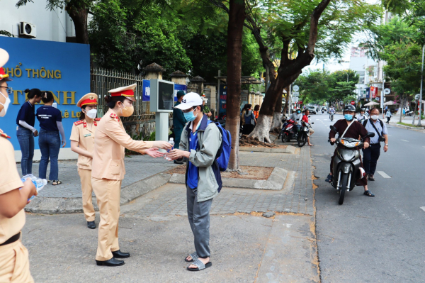 Xúc động những hình ảnh “tiếp sức” thí sinh vào phòng thi tại Đà Nẵng -3
