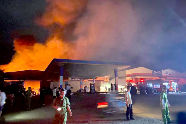 Hà Nội: Cháy xưởng gỗ, ván ép nằm sát cây xăng Đồng Lư  -0