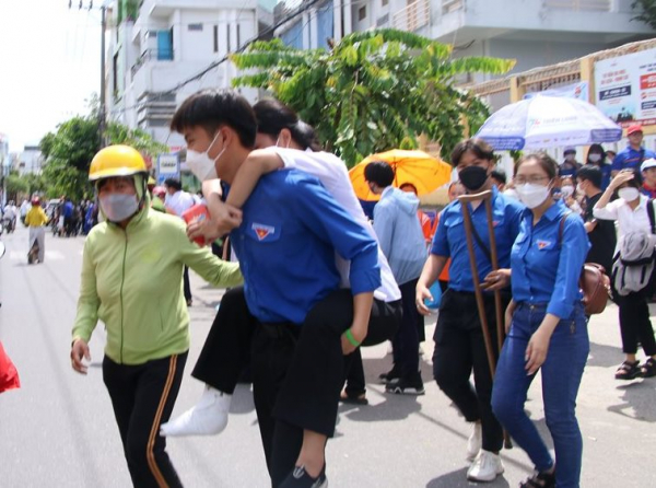 Xúc động những hình ảnh “tiếp sức” thí sinh vào phòng thi tại Đà Nẵng  -0