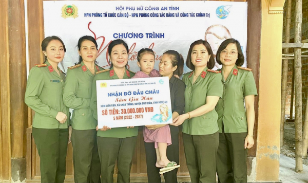 Con gái liệt sỹ Sầm Quốc Nghĩa có thêm những người mẹ là công an -0