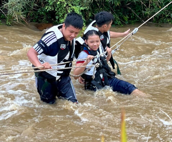 Đà Nẵng: Cảnh sát PCCC&CHCN giăng dây cứu hộ nhóm du khách phụ nữ và trẻ em bị mắc kẹt bên bờ suối  -1