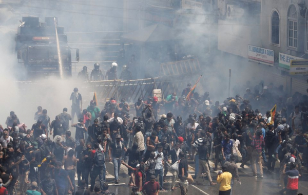 Sri Lanka: Người biểu tình tràn vào dinh tự Tổng thống, cảnh sát bất lực  - 2