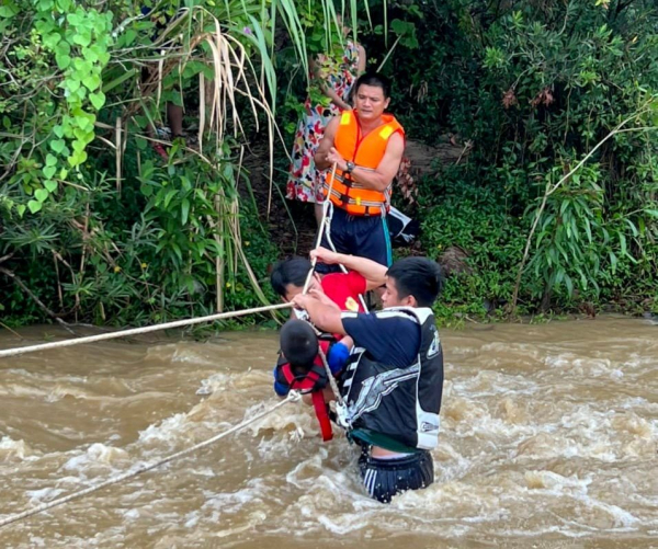 Đà Nẵng: Cảnh sát PCCC&CHCN giăng dây cứu hộ nhóm du khách phụ nữ và trẻ em bị mắc kẹt bên bờ suối  -3