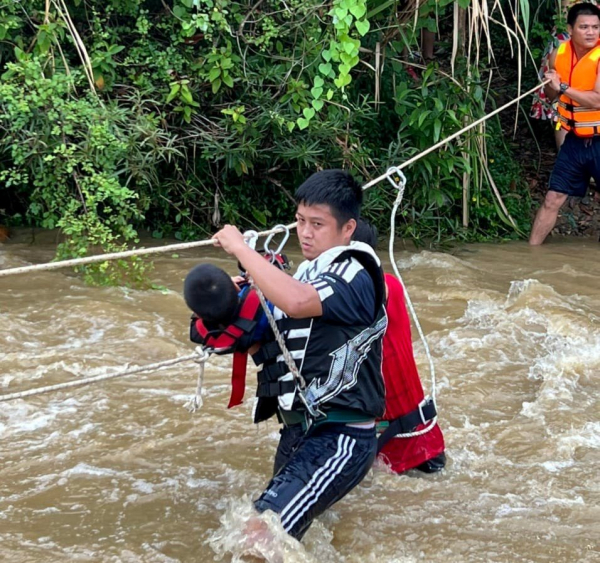 Đà Nẵng: Cảnh sát PCCC&CHCN giăng dây cứu hộ nhóm du khách phụ nữ và trẻ em bị mắc kẹt bên bờ suối  -4