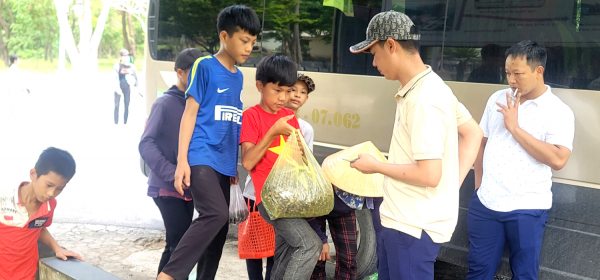 Tái diễn tình trạng người bán hàng rong níu, kéo du khách tại Ngã ba Đồng Lộc -0