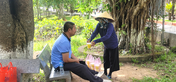 Tái diễn tình trạng người bán hàng rong níu, kéo du khách tại Ngã ba Đồng Lộc -0