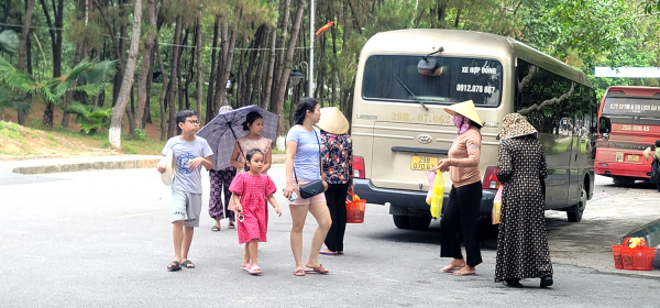 Tái diễn tình trạng người bán hàng rong níu, kéo du khách tại Ngã ba Đồng Lộc -0