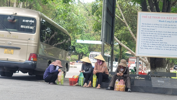 Tái diễn tình trạng người bán hàng rong níu, kéo du khách tại Ngã ba Đồng Lộc -0