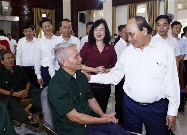 President presents gifts to war invalids in Bac Ninh province -0