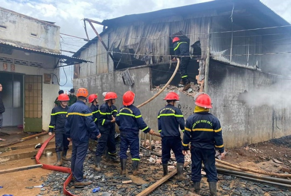 Cháy lớn thiêu rụi kho vật tư nông nghiệp -0