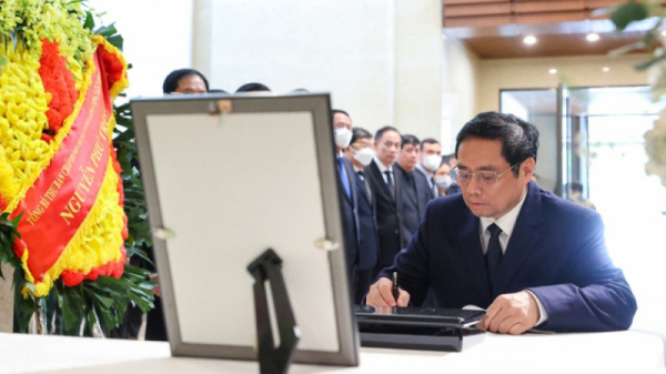 Lãnh đạo Việt Nam ghi sổ tang tưởng niệm cố Thủ tướng Nhật Bản Abe Shinzo -0