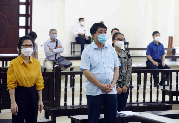 Bị cáo Nguyễn Đức Chung nộp bệnh án ung thư tại phiên toà phúc thẩm -0