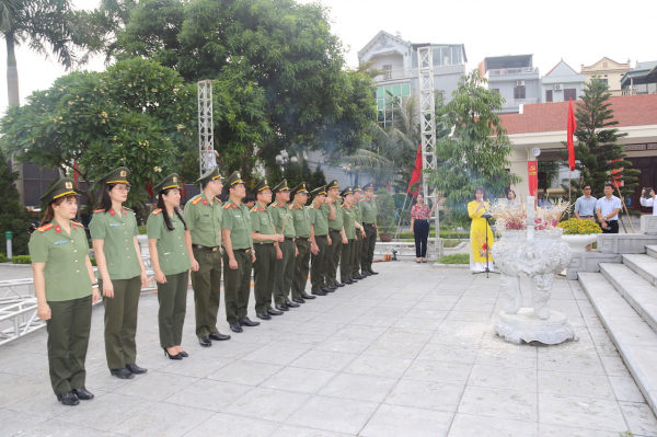 Cục Tổ chức cán bộ dâng hương tưởng niệm 110 năm ngày sinh Tổng Bí thư Nguyễn Văn Cừ  -0