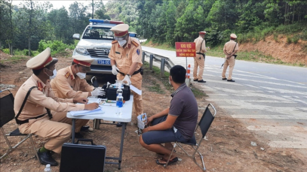 Traffic police take various measures to ensure traffic safety in Quang Binh  -0