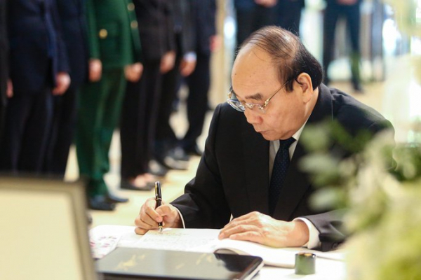 Lãnh đạo Việt Nam ghi sổ tang tưởng niệm cố Thủ tướng Nhật Bản Abe Shinzo -0