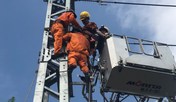 Đà Nẵng: Cảnh sát PCCC kịp thời cứu một thợ điện mắc kẹt trên trụ điện trung thế  -0