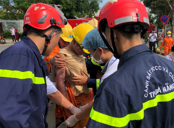 Đà Nẵng: Cảnh sát PCCC kịp thời cứu một thợ điện mắc kẹt trên trụ điện trung thế  -0