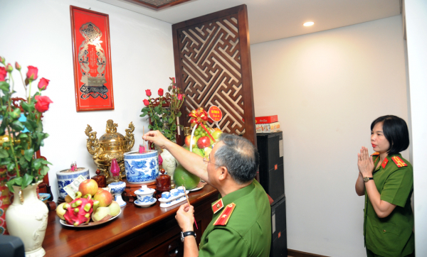 Thứ trưởng Nguyễn Văn Long thăm các gia đình cố lãnh đạo Bộ Công an -0
