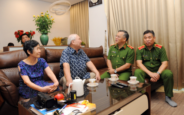 Thứ trưởng Nguyễn Văn Long thăm các gia đình cố lãnh đạo Bộ Công an -0