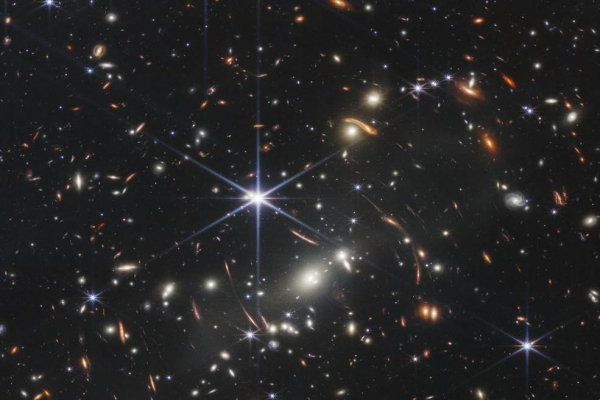 Bức ảnh vũ trụ sắc nét đầu tiên của kính viễn vọng không gian James Webb  -0