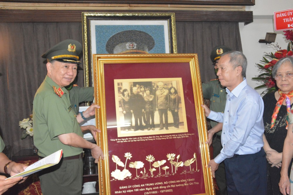 Lãnh đạo Bộ Công an, Thành ủy TP Hồ Chí Minh dâng hương tưởng niệm Đại tướng Mai Chí Thọ -0