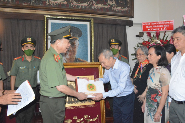 Lãnh đạo Bộ Công an, Thành ủy TP Hồ Chí Minh dâng hương tưởng niệm Đại tướng Mai Chí Thọ -1