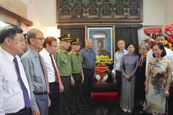 Lãnh đạo Bộ Công an, Thành ủy TP Hồ Chí Minh dâng hương tưởng niệm Đại tướng Mai Chí Thọ -0
