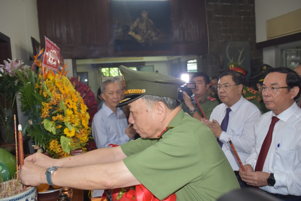 Lãnh đạo Bộ Công an, Thành ủy TP Hồ Chí Minh dâng hương tưởng niệm Đại tướng Mai Chí Thọ -1