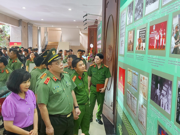 Triển lãm “Vinh quang chiến sỹ Cảnh sát Công an Thủ đô với sứ mệnh bảo vệ cuộc sống bình yên” -0