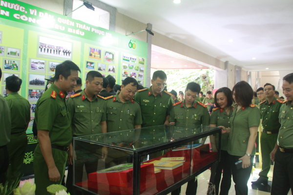 Triển lãm “Vinh quang chiến sỹ Cảnh sát Công an Thủ đô với sứ mệnh bảo vệ cuộc sống bình yên” -1