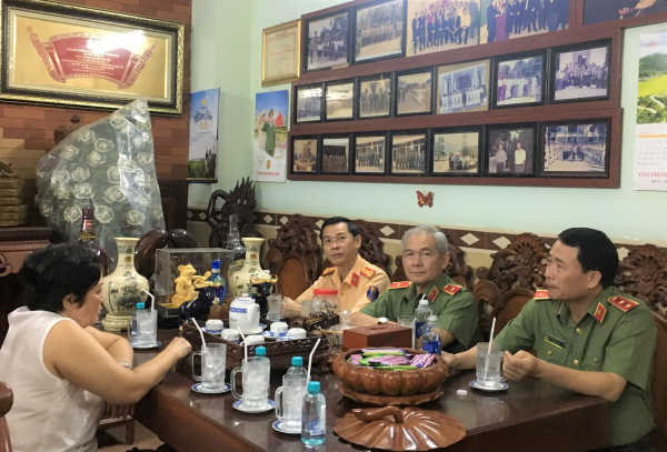 Thứ trưởng Lê Quốc Hùng thăm các gia đình cố lãnh đạo Bộ Công an -0