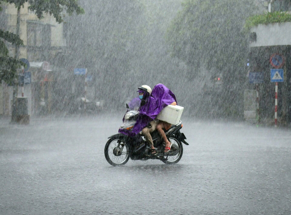 Hà Nội trời mát, mưa to dồn vào phía Nam -0