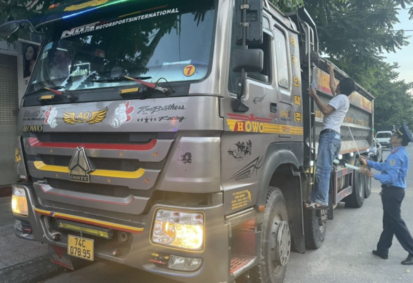 Phương tiện chở cát quá tải trọng, doanh nghiệp và tài xế bị phạt hơn 230 triệu đồng -0