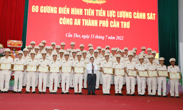 Công an các địa phương kỷ niệm 60 năm Ngày truyền thống lực lượng Cảnh sát nhân dân  -0