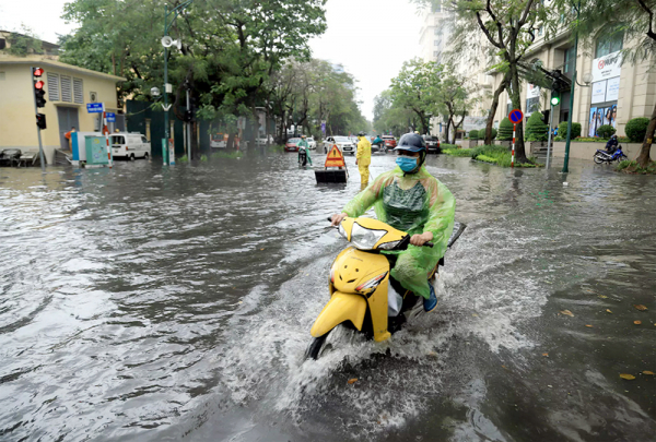 Cả nước mưa giông, Hà Nội cảnh báo ngập nhiều nơi -0