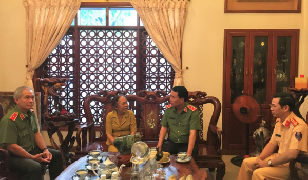 Deputy Minister Le Quoc Hung visits families of late MPS leaders - 0