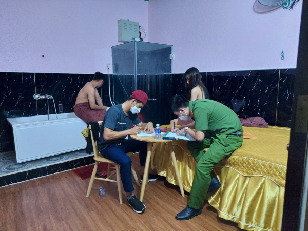 3 nhân viên massage thoát y phục vụ khách -0