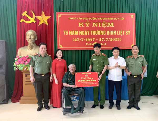 Thứ trưởng Nguyễn Duy Ngọc thăm, trao quà Trung tâm điều dưỡng thương binh Duy Tiên và Kim Bảng -0