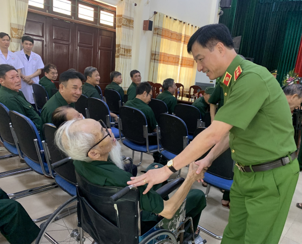 Thứ trưởng Nguyễn Duy Ngọc thăm, trao quà Trung tâm điều dưỡng thương binh Duy Tiên và Kim Bảng -0